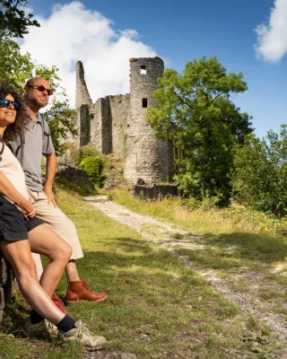 Couple de Randonneurs de flanc au Chateau de Montaigle © WBT - Bruno D'Alimonte